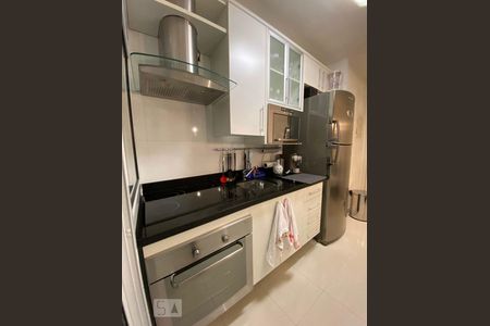 Cozinha de apartamento para alugar com 2 quartos, 50m² em Bela Vista, São Paulo