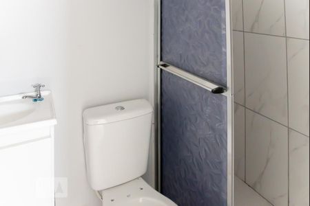 Banheiro de kitnet/studio para alugar com 2 quartos, 28m² em Vila Tolstoi, São Paulo