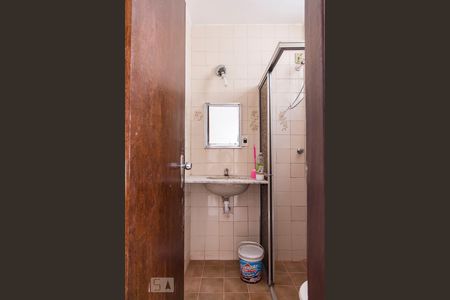 Banheiro de kitnet/studio para alugar com 1 quarto, 30m² em João Pinheiro, Belo Horizonte