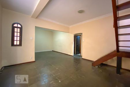 Sala de casa para alugar com 3 quartos, 300m² em Ramos, Rio de Janeiro