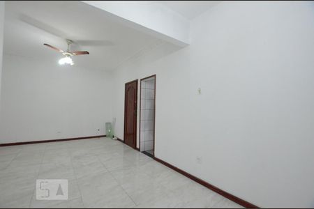 Sala de apartamento para alugar com 2 quartos, 76m² em Ramos, Rio de Janeiro