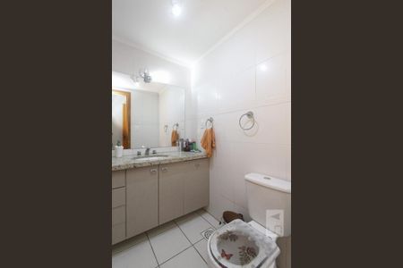 BANHEIRO CORREDOR de apartamento para alugar com 2 quartos, 85m² em Higienópolis, Porto Alegre