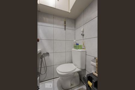 Banheiro de Serviço de apartamento para alugar com 2 quartos, 60m² em Cristo Redentor, Porto Alegre