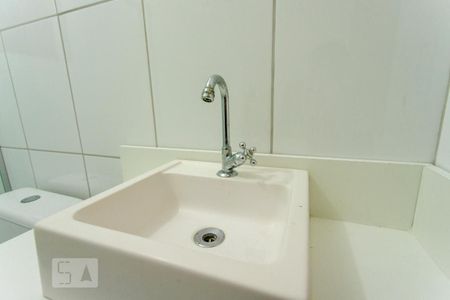 Banheiro de casa de condomínio à venda com 1 quarto, 48m² em Olaria, Canoas