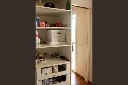 Closet da suíte de casa de condomínio para alugar com 3 quartos, 130m² em Jardim Rebelato, Cotia