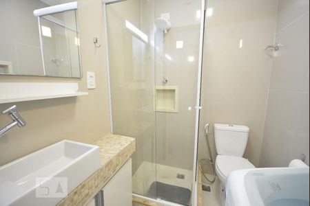 Banheiro de kitnet/studio para alugar com 1 quarto, 40m² em Catete, Rio de Janeiro