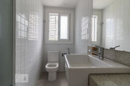 Banheiro da Suíte de apartamento para alugar com 2 quartos, 64m² em Vila Ipiranga, Porto Alegre