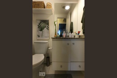 Banheiro de apartamento à venda com 2 quartos, 48m² em Parque Reboucas, São Paulo