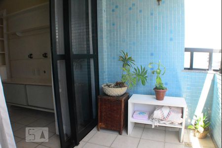 Sala  com varanda de apartamento para alugar com 1 quarto, 56m² em Caminho das Árvores, Salvador