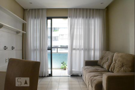 Sala  com varanda de apartamento para alugar com 1 quarto, 56m² em Caminho das Árvores, Salvador