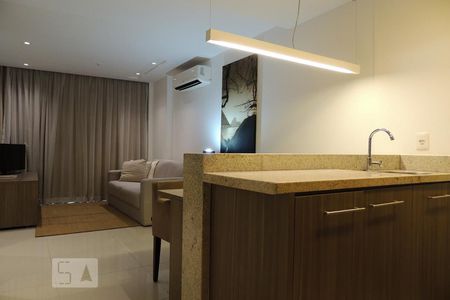 Sala/Cozinha de apartamento para alugar com 1 quarto, 46m² em Jacarepaguá, Rio de Janeiro