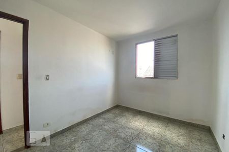 Quarto 1 de apartamento para alugar com 2 quartos, 56m² em Parque Pinheiros, Taboão da Serra