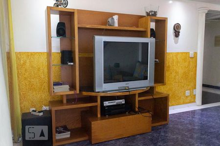 Detalhe sala de apartamento para alugar com 2 quartos, 92m² em Tupiry, Praia Grande