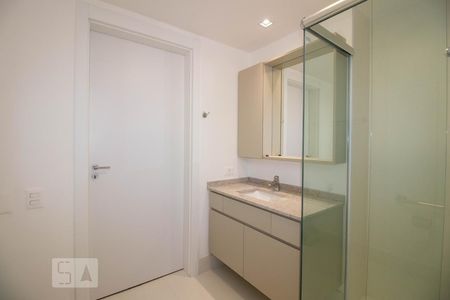 Banheiro de kitnet/studio para alugar com 1 quarto, 45m² em Petrópolis, Porto Alegre