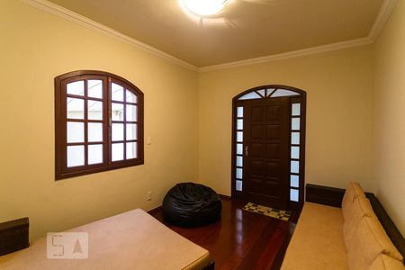 Casa para alugar com 5 quartos, 400m² em Sagrada Família, Belo Horizonte