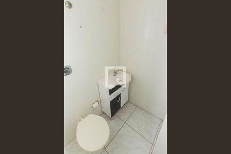 Banheiro de kitnet/studio para alugar com 1 quarto, 30m² em Passo da Areia, Porto Alegre