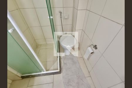 Banheiro social  de kitnet/studio para alugar com 1 quarto, 30m² em Copacabana, Rio de Janeiro