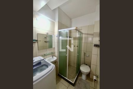 Banheiro social  de kitnet/studio para alugar com 1 quarto, 30m² em Copacabana, Rio de Janeiro