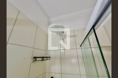 Banheiro social  de kitnet/studio para alugar com 1 quarto, 30m² em Copacabana, Rio de Janeiro