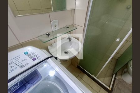 Banheiro social  de kitnet/studio para alugar com 1 quarto, 30m² em Copacabana, Rio de Janeiro