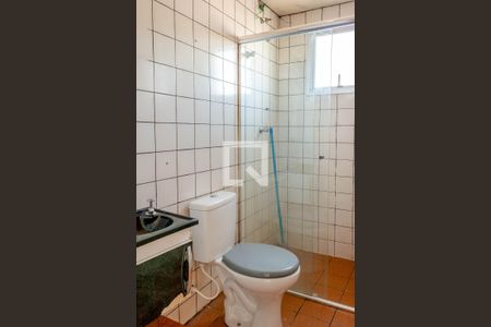 Banheiro de apartamento à venda com 2 quartos, 58m² em Parque Pinheiros, Taboão da Serra