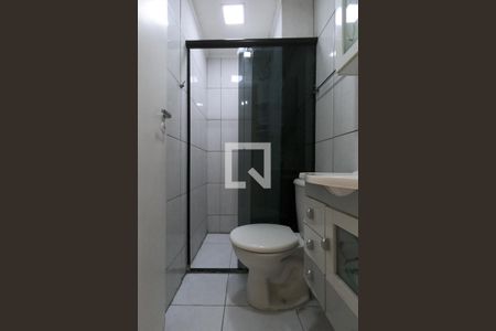 Banheiro de apartamento à venda com 2 quartos, 42m² em Parque Marabá, Taboão da Serra