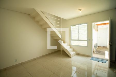 Sala de casa de condomínio para alugar com 2 quartos, 78m² em Vila Monte Serrat, Cotia