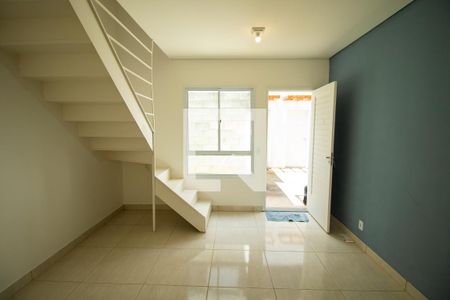 Sala de casa de condomínio para alugar com 2 quartos, 78m² em Vila Monte Serrat, Cotia