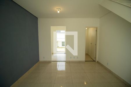 Sala de casa de condomínio para alugar com 2 quartos, 78m² em Vila Monte Serrat, Cotia