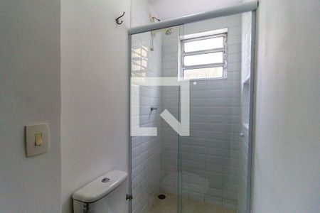 Banheiro de kitnet/studio para alugar com 1 quarto, 14m² em Vila Monumento, São Paulo