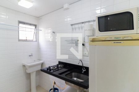 Cozinha e área de serviço de kitnet/studio para alugar com 1 quarto, 14m² em Vila Monumento, São Paulo