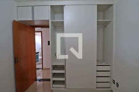 Quarto 1 de apartamento para alugar com 2 quartos, 55m² em Presidente Roosevelt, Uberlândia