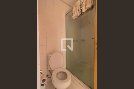 Banheiro de kitnet/studio para alugar com 1 quarto, 30m² em Centro, Curitiba