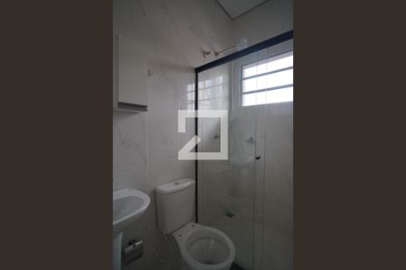 Banheiro de kitnet/studio para alugar com 1 quarto, 25m² em Lopes de Oliveira, Sorocaba