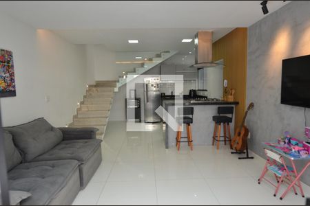 Sala de casa de condomínio para alugar com 2 quartos, 139m² em Vargem Grande, Rio de Janeiro