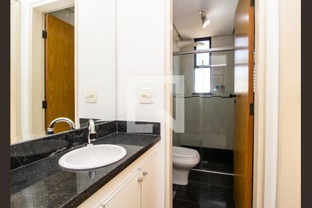 Banheiro de apartamento à venda com 1 quarto, 45m² em Funcionários, Belo Horizonte