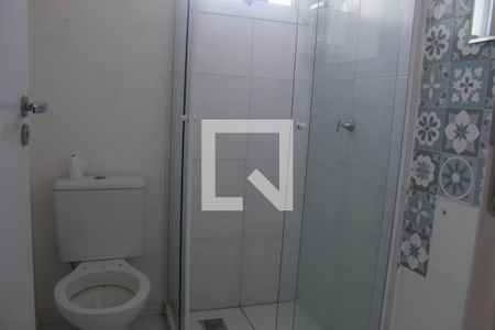 Banheiro da Suíte 1 de casa de condomínio para alugar com 2 quartos, 75m² em Terra Nova, Alvorada