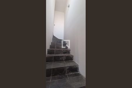 Escada de casa à venda com 2 quartos, 65m² em Água Branca, Belo Horizonte