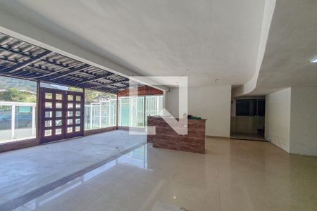 Sala de casa para alugar com 5 quartos, 348m² em Vila Maia, Guarujá