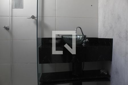 Banheiro de apartamento para alugar com 2 quartos, 46m² em Piratini, Alvorada