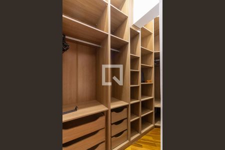 Closet da suíte de casa para alugar com 3 quartos, 220m² em Granja Viana, Cotia