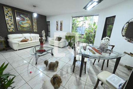 Sala de casa para alugar com 4 quartos, 360m² em Vila Santa Isabel, Goiânia