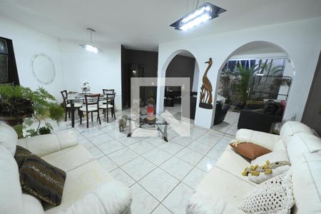 Sala de casa para alugar com 4 quartos, 360m² em Vila Santa Isabel, Goiânia