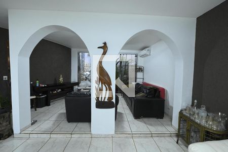 Sala de casa para alugar com 4 quartos, 360m² em Vila Santa Isabel, Goiânia