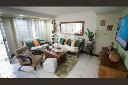 Sala 1 de casa de condomínio à venda com 5 quartos, 205m² em Camboinhas, Niterói