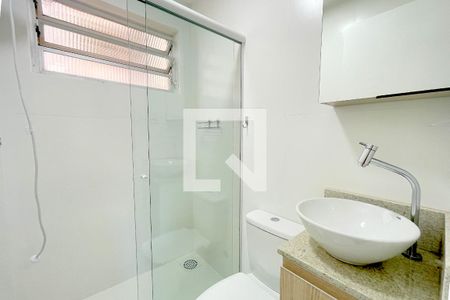 Banheiro de apartamento para alugar com 1 quarto, 31m² em Petrópolis, Porto Alegre