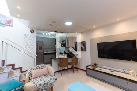 Sala de casa de condomínio à venda com 2 quartos, 92m² em Serra Grande, Niterói