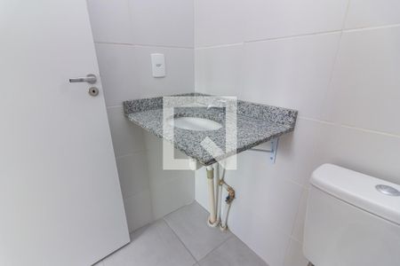 Banheiro de kitnet/studio para alugar com 1 quarto, 27m² em Pinheiros, São Paulo