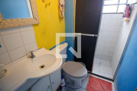 Banheiro de apartamento à venda com 2 quartos, 52m² em Jardim Mirna, Taboão da Serra