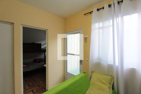 Sala de casa de condomínio à venda com 2 quartos, 32m² em Piratininga, Belo Horizonte